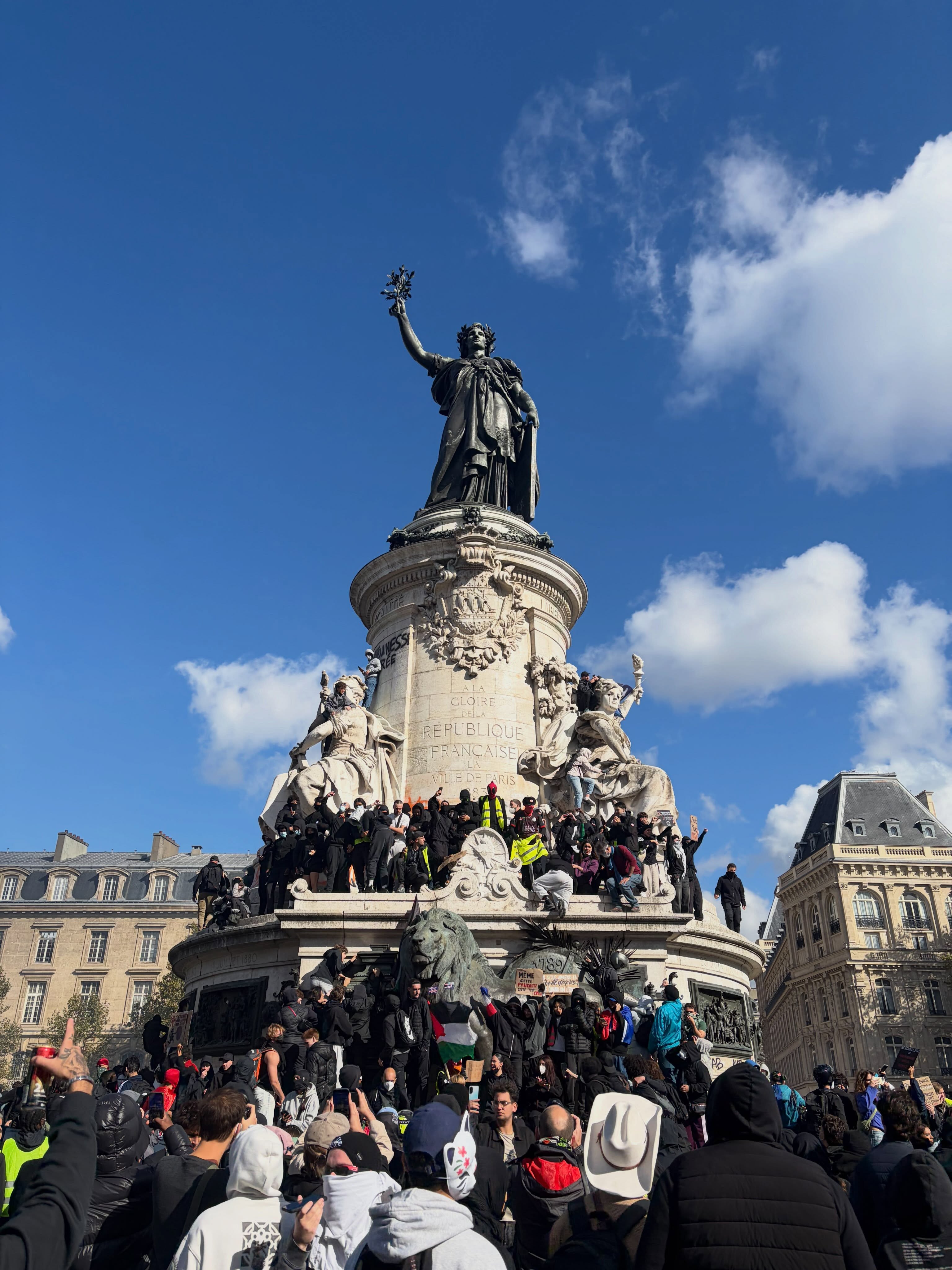 Place de la République, early afternoon, October 17